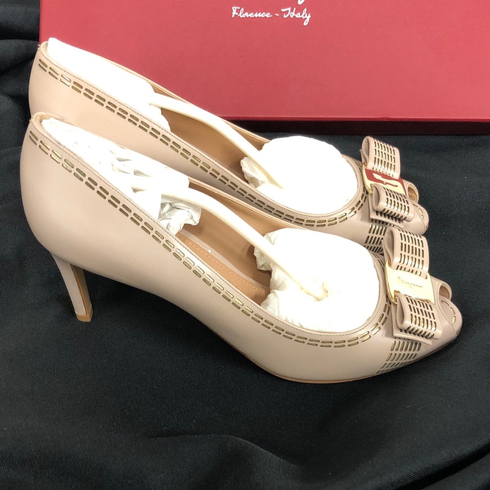 Salvatore Ferragamo Beige Leather Peep-Toe Pumps with Signature Bow Sz 7 D New - Picture 3 of 14